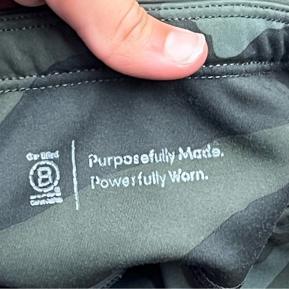 Athleta women’s Camo contender 7/8 tight leggings - Picture 4 of 10